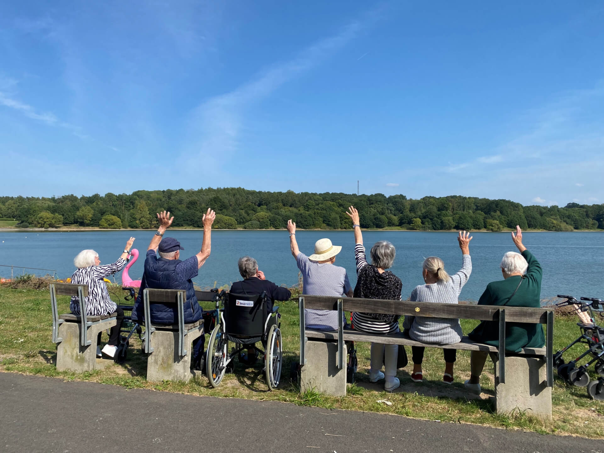 Bewohner sitzen auf einer Bank an einem See