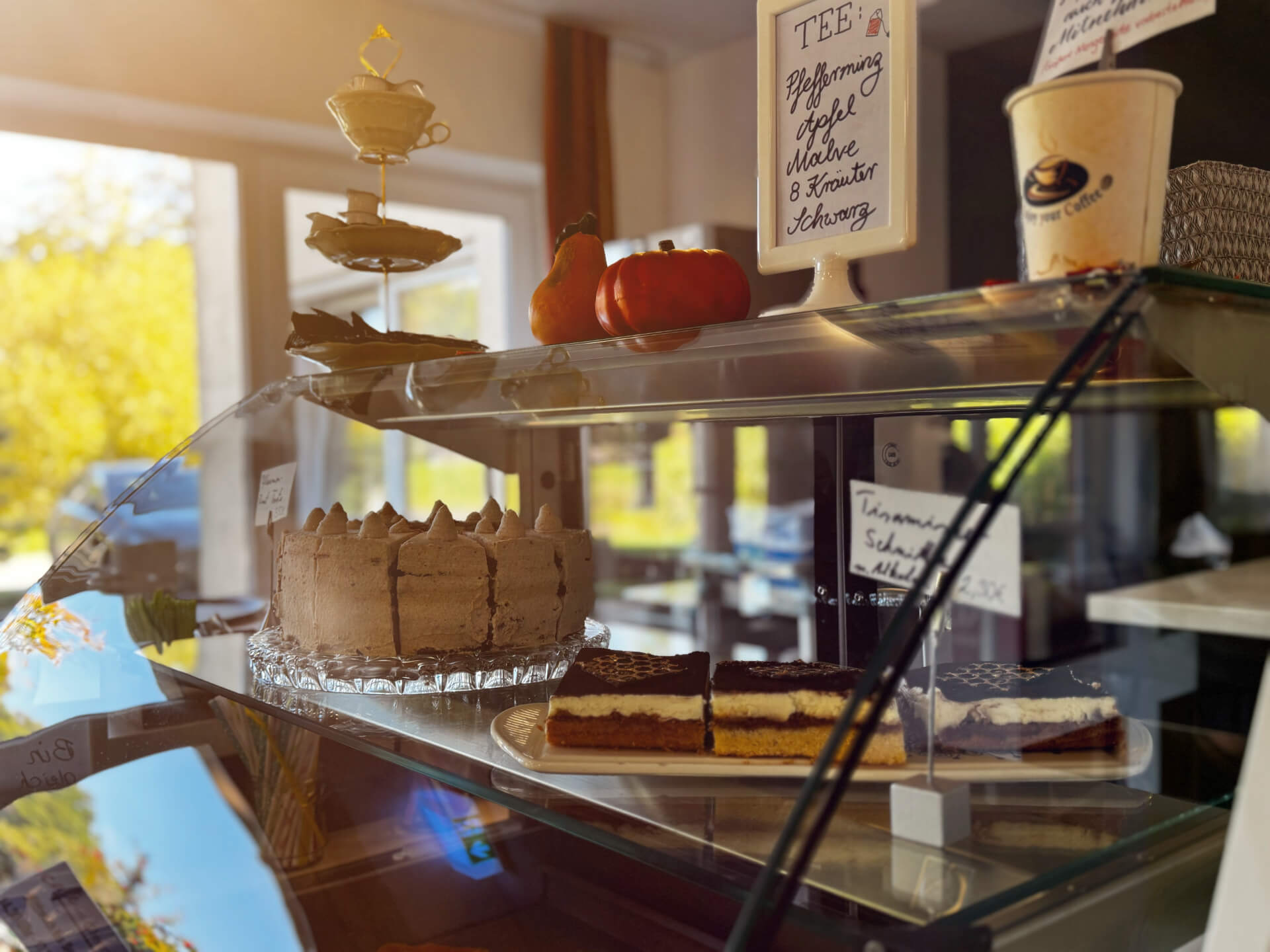 Kuchentheke im Café Gleenbach