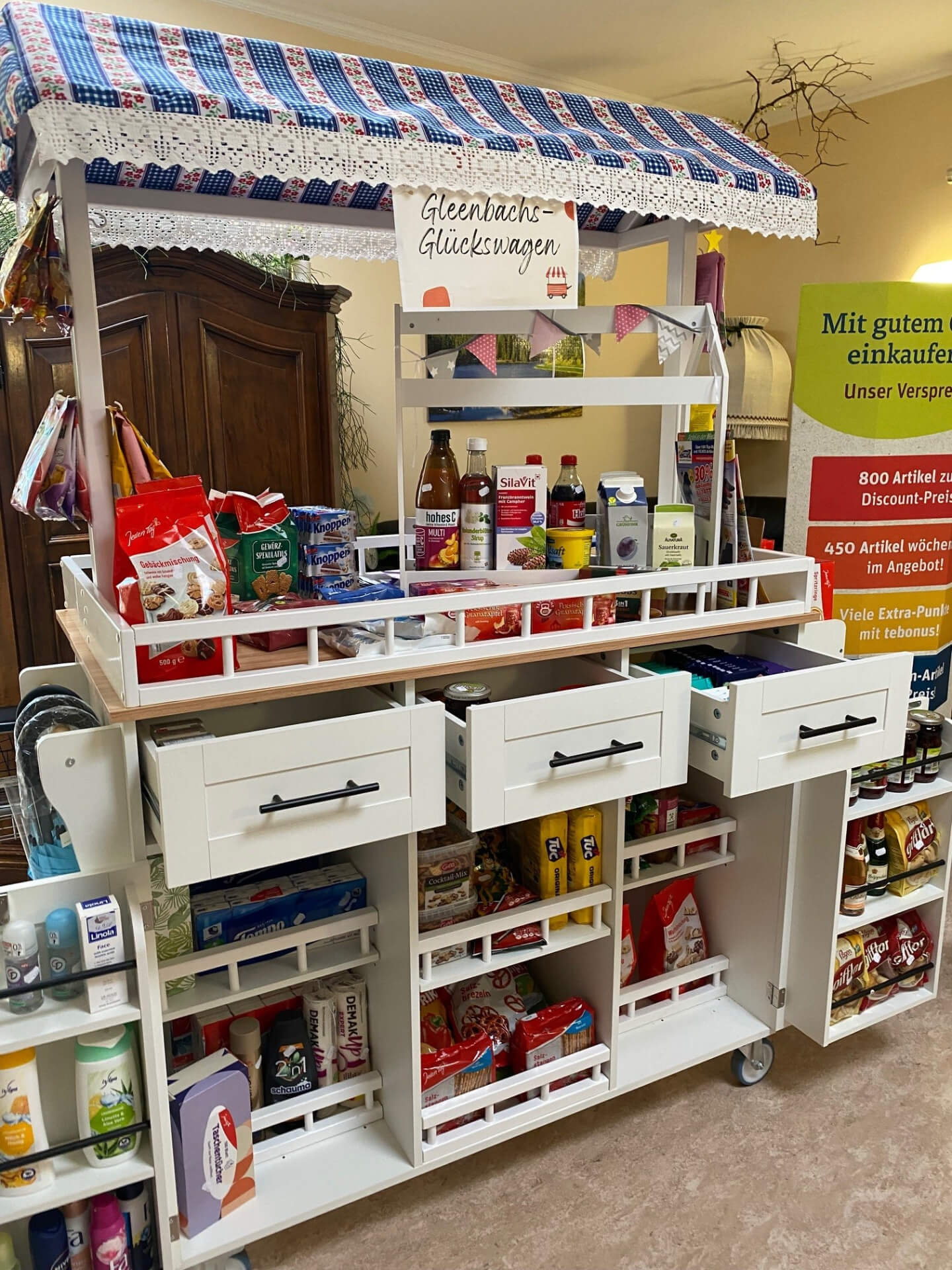 Ein weißer Verkaufsstand mit vielen Produkten darin