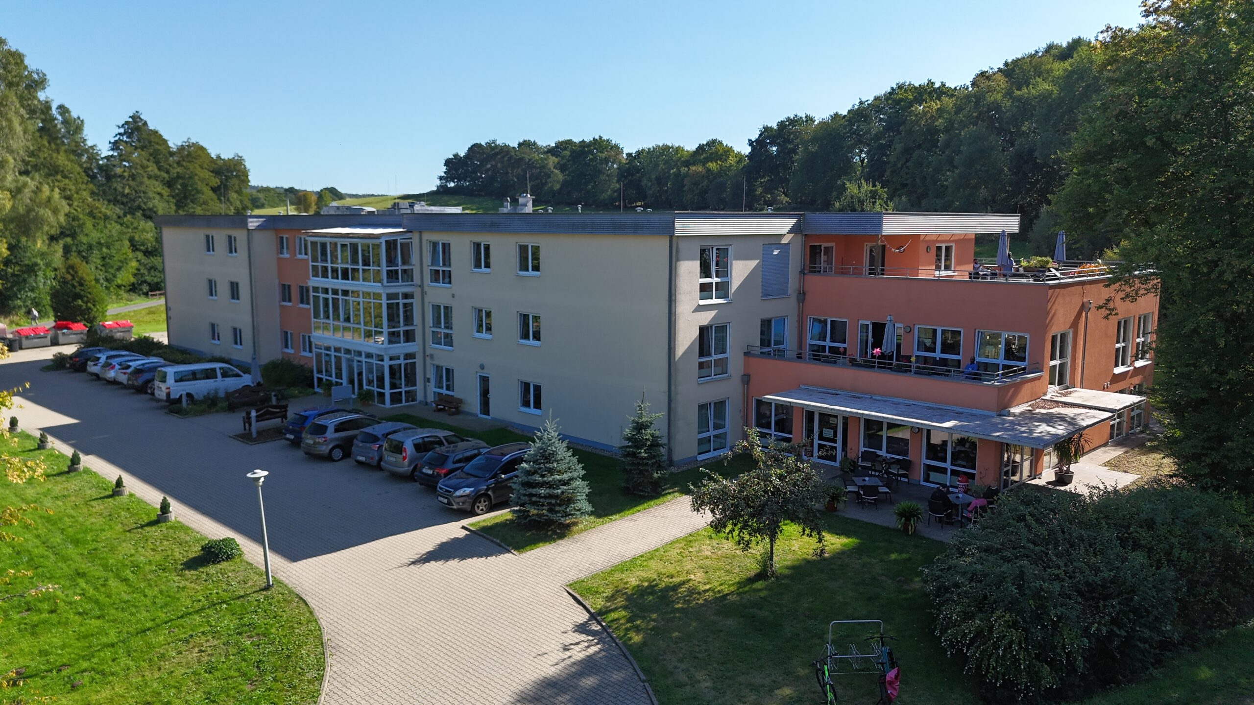 Schräge Außenansicht des Gebäudes