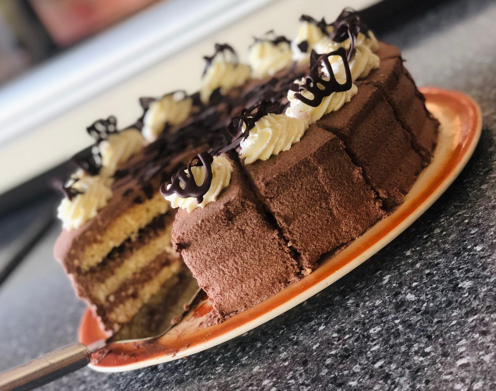 Schoko-Buttercreme-Torte mit dekorativer Glasur