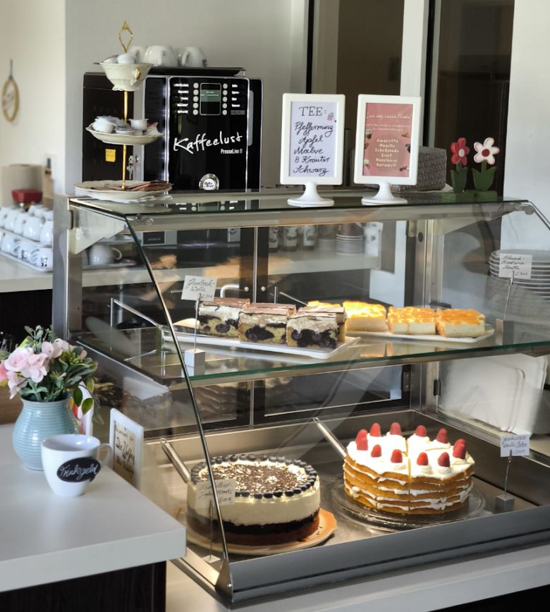 Kuchentheke mit verschiedenen frisch gebackenen Kuchen und Torten